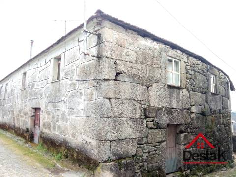 Quintinha com moradia em pedra para restaurar em Castro Daire