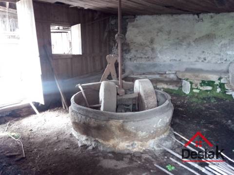 Quintinha com moradia em pedra para restaurar em Castro Daire