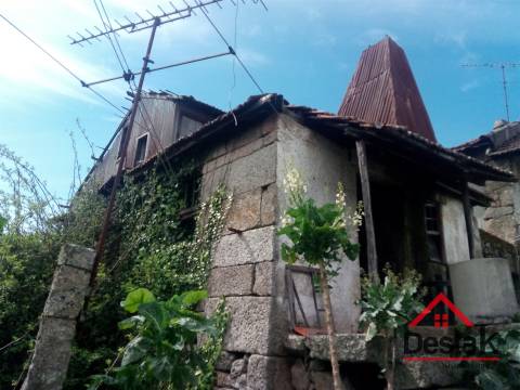 Quintinha com moradia em pedra para restaurar em Castro Daire