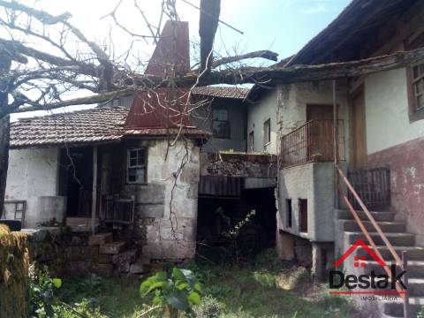 Quintinha com moradia em pedra para restaurar em Castro Daire