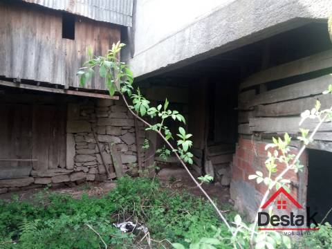 Quintinha com moradia em pedra para restaurar em Castro Daire