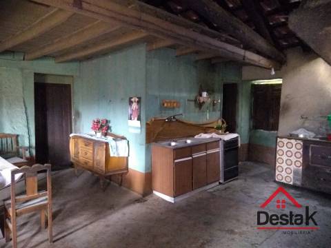 Quintinha com moradia em pedra para restaurar em Castro Daire