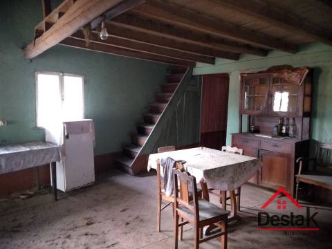 Quintinha com moradia em pedra para restaurar em Castro Daire