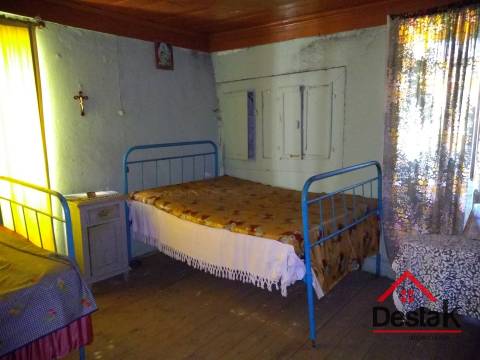 Quintinha com moradia em pedra para restaurar em Castro Daire