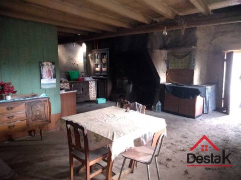 Quintinha com moradia em pedra para restaurar em Castro Daire