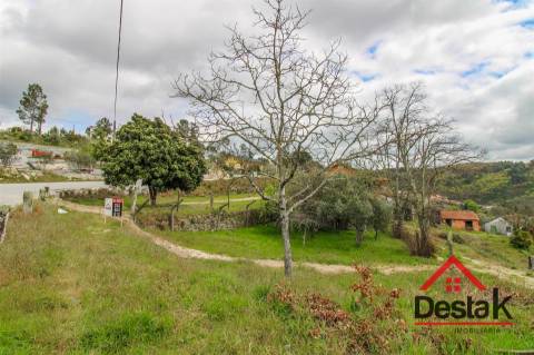Terreno com moradia V3 em fase de construção em Castro Daire