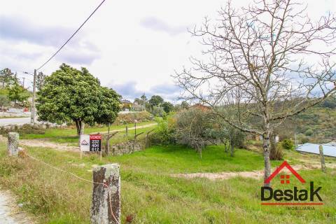 Terreno com moradia V3 em fase de construção em Castro Daire
