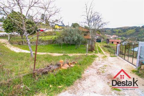 Terreno com moradia V3 em fase de construção em Castro Daire