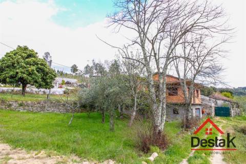 Terreno com moradia V3 em fase de construção em Castro Daire