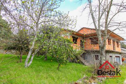 Terreno com moradia V3 em fase de construção em Castro Daire
