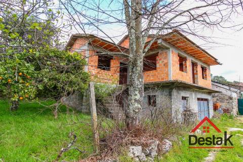 Terreno com moradia V3 em fase de construção em Castro Daire