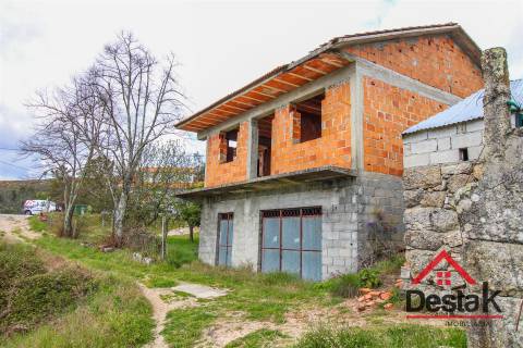 Terreno com moradia V3 em fase de construção em Castro Daire
