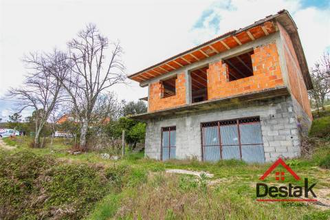 Terreno com moradia V3 em fase de construção em Castro Daire