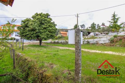 Terreno com moradia V3 em fase de construção em Castro Daire