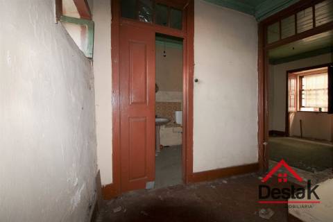 Prédio para remodelar sito no centro da acidade de São Pedro do Sul