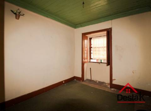 Prédio para remodelar sito no centro da acidade de São Pedro do Sul