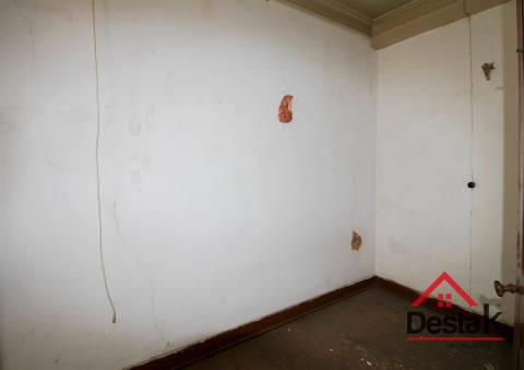 Prédio para remodelar sito no centro da acidade de São Pedro do Sul