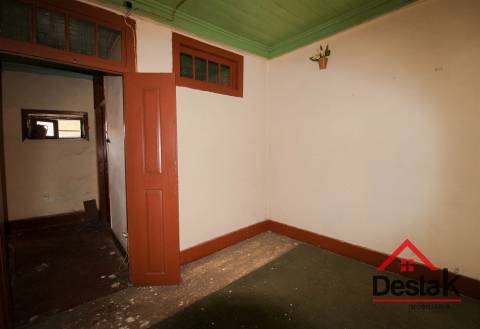 Prédio para remodelar sito no centro da acidade de São Pedro do Sul