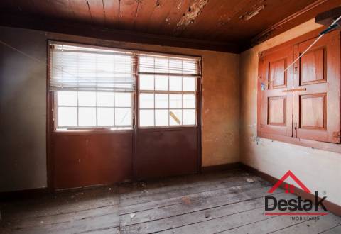 Prédio para remodelar sito no centro da acidade de São Pedro do Sul