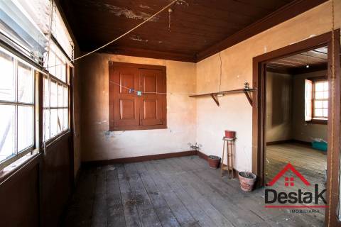 Prédio para remodelar sito no centro da acidade de São Pedro do Sul