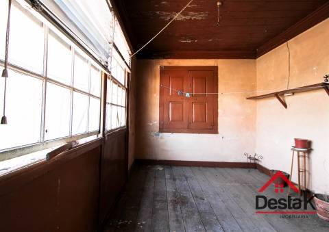 Prédio para remodelar sito no centro da acidade de São Pedro do Sul