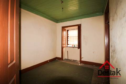 Prédio para remodelar sito no centro da acidade de São Pedro do Sul