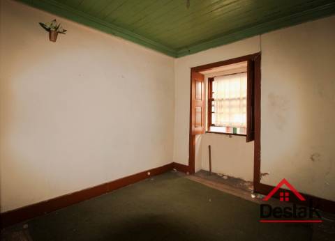 Prédio para remodelar sito no centro da acidade de São Pedro do Sul