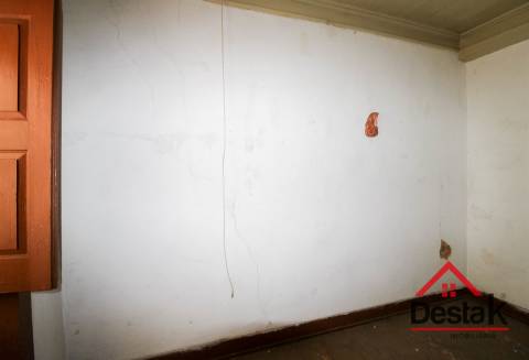 Prédio para remodelar sito no centro da acidade de São Pedro do Sul