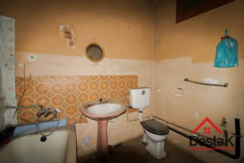 Prédio para remodelar sito no centro da acidade de São Pedro do Sul