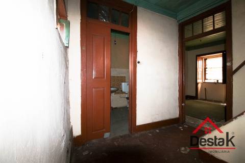 Prédio para remodelar sito no centro da acidade de São Pedro do Sul