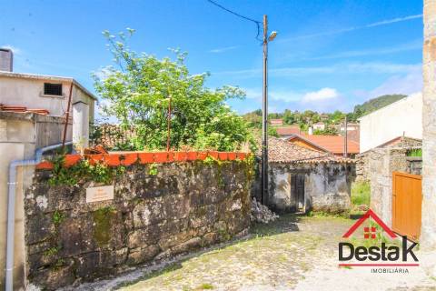 Moradia para restaurar nas Benfeitas Oliveira de Frades