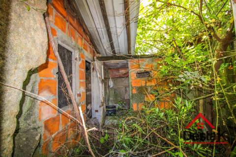 Moradia para restaurar nas Benfeitas Oliveira de Frades