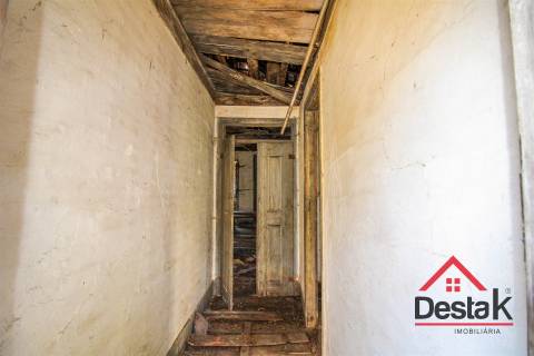 Moradia para restaurar nas Benfeitas Oliveira de Frades