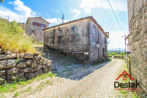 Moradia para restaurar nas Benfeitas Oliveira de Frades