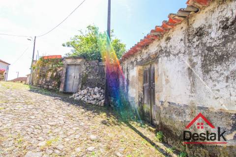 Moradia para restaurar nas Benfeitas Oliveira de Frades