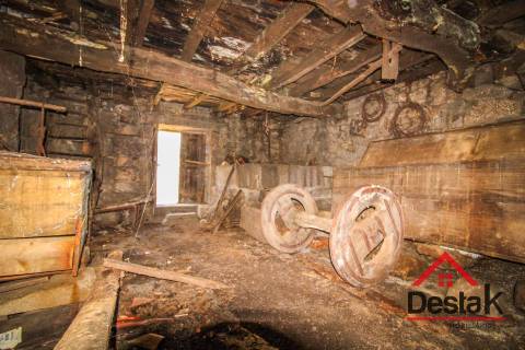 Moradia para restaurar nas Benfeitas Oliveira de Frades