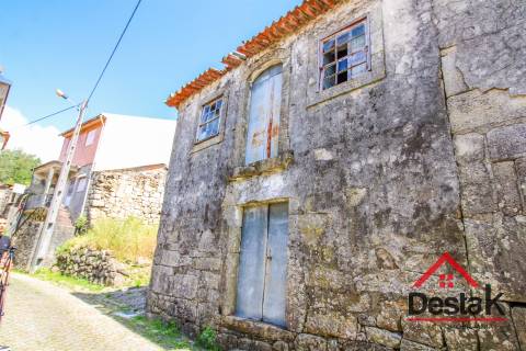 Moradia para restaurar nas Benfeitas Oliveira de Frades