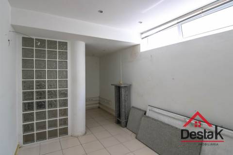 Loja comercial para venda no centro de Oliveira de Frades