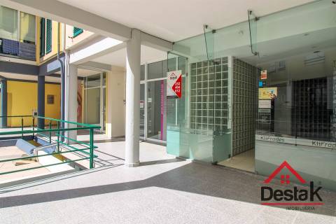 Loja comercial para venda no centro de Oliveira de Frades