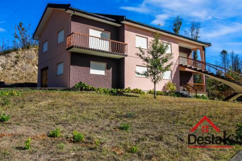 Moradia V5, situada na tranquila aldeia de Amoreira, em Sul