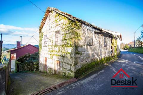 Moradia V3 para restaurar em Vouzela