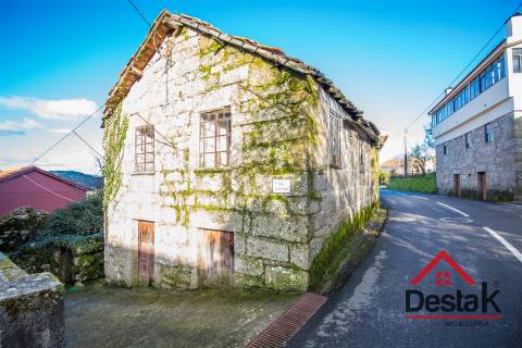 Moradia V3 para restaurar em Vouzela