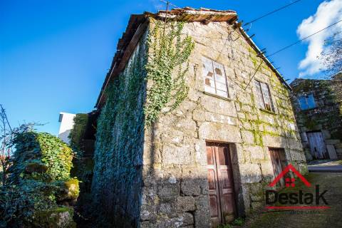 Moradia V3 para restaurar em Vouzela