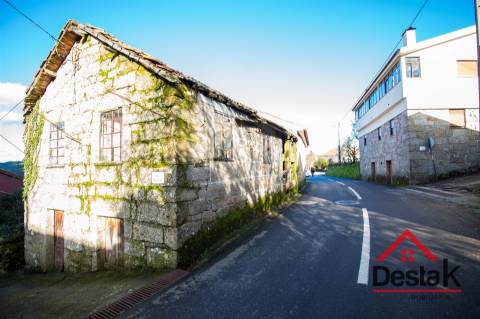 Moradia V3 para restaurar em Vouzela