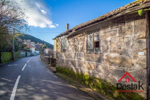 Moradia V3 para restaurar em Vouzela