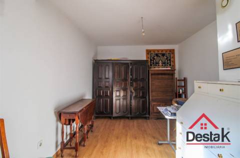 Moradia V2+2  com terreno de 1400 m2 em Moçâmedes, Vouzela