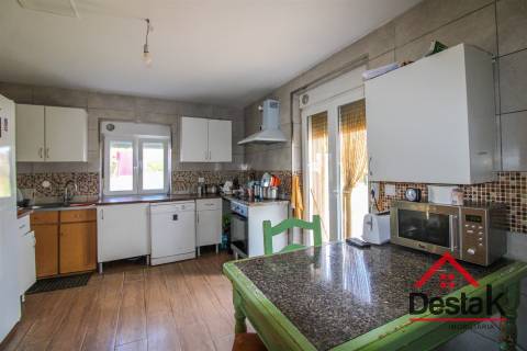 Moradia V2+2  com terreno de 1400 m2 em Moçâmedes, Vouzela