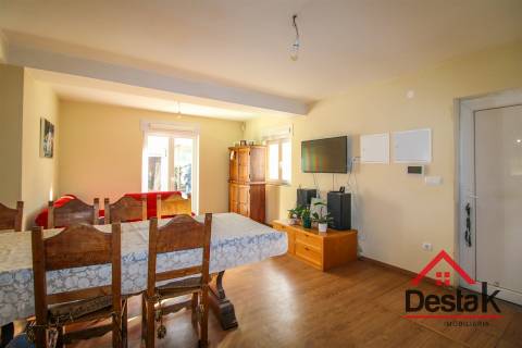 Moradia V2+2  com terreno de 1400 m2 em Moçâmedes, Vouzela