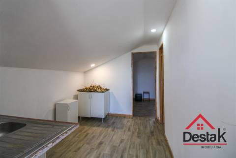 Moradia V2+2  com terreno de 1400 m2 em Moçâmedes, Vouzela