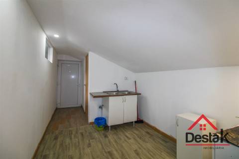 Moradia V2+2  com terreno de 1400 m2 em Moçâmedes, Vouzela